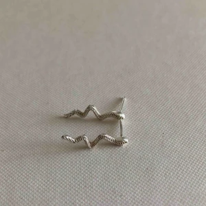  - Orm örhängen i silver, köparen står för frakten 💞