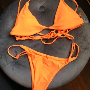 Orange bikini ZAFUL - Oanvänd och helt ny bikini från Zaful i storlek S, justerbara band på både över- och underdelen. Fraktkostnad tillkommer om inte du vill hämta på plats :) 