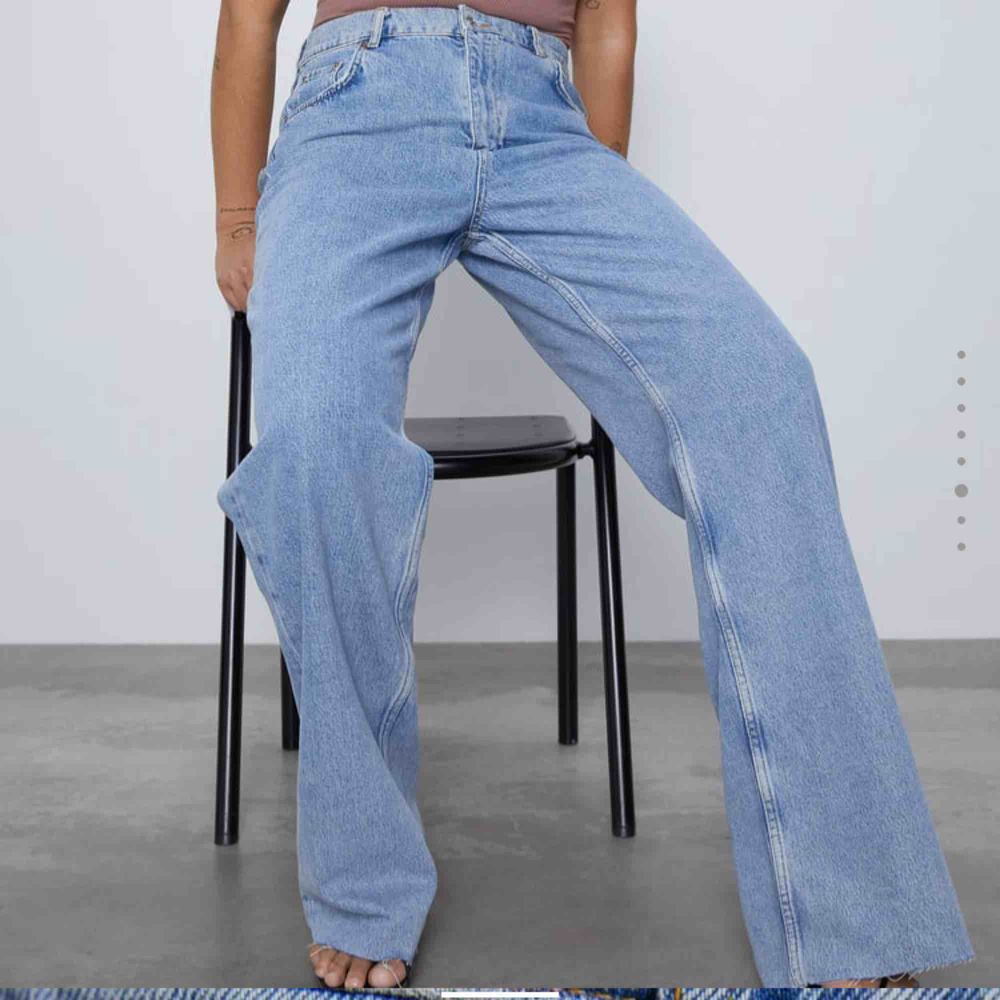 Säljer dessa slutsålda jeans från zara. Helt oanvända med lappen kvar. Dem är oavklippta dvs orginal längd. Bud från 399kr, kund står för frakt (63kr). Inga byten. Jeans & Byxor.