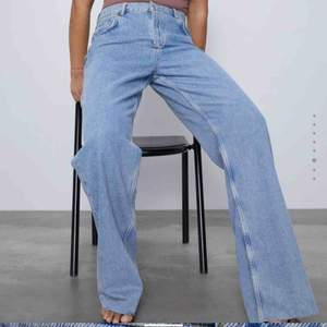 Säljer dessa slutsålda jeans från zara. Helt oanvända med lappen kvar. Dem är oavklippta dvs orginal längd. Bud från 399kr, kund står för frakt (63kr). Inga byten