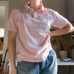 Piké - Söt ljusrosa piké💖 kan stryka om så önskas! Fint skick, aldrig använd🌸 oversized i modellen (herr L) och inga fläckar✨ köpare står för frakt