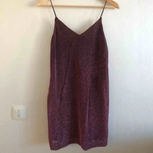  - Glitterklänning. Använd en gång.