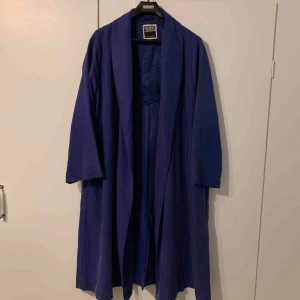  - Kornblå weekday kappa! Älsklingsplagg som tyvärr hängt i garderoben oanvänd några säsonger. 