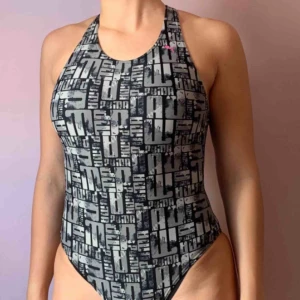  - Oroligt bekväm lite sportig baddräkt 🩱 från puma i bra kvalitet 🖤