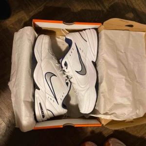  - Nike air monarch skor storlek 45,5, använda en gång. säljs för att dom aldrig kom till användning. Fräscha, snygga och sköna skor som vill användas och komma till ett nytt hem! Postas eller hämtas upp på Kungsholmen.  Öppen till frågor samt bud!