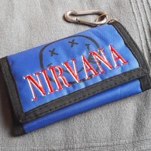 Plånbok Nirvana - Cool nirvana plånbok. Skicket är topp. Litet hål vid mynt facket bara. 