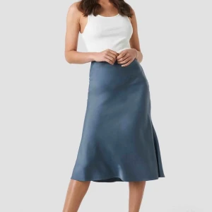  - Satin skirt från na-kd. Använd fåtal gånger. Originalpris: 350kr Köpare står för frakt.