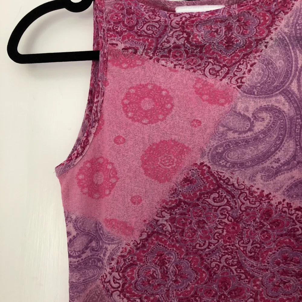 Mönstrat linne i olika rosa färger. Kommer från en kollektion gjord för H&M på 90-talet. Storlek M men passar definitivt en XS/S också. Hör av er vid intresse 💞. Toppar.