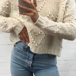 Chiquelle stickad tröja med hjärtan - 💞 Stickad tröja från Chiquelle med supergulliga hjärtan. Perfekt till svalare sommardagar. Väldigt fint skick! Hör av er vid intresse. 💞