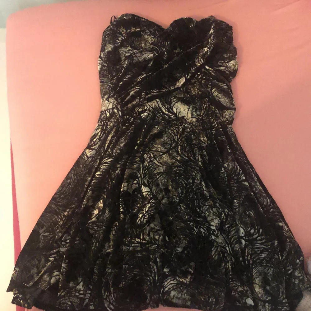 En oanvänd svart klänning i storleken 37. Klänningar.