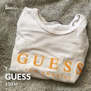 T shirt Guess  - Fint använd guess t shirt inköpt början av 2019 men endast testad. Storlek M. Priset är ink frakt 