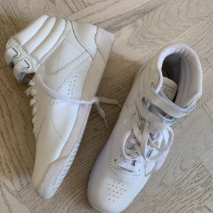 Vita sneakers - Vita sneakers den Reebok. Oanvända. Frakt tillkommer