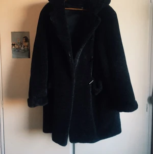 - Ultra mega GOSIG (!) svart pälsjacka med luva. Passar alla storlekar beroende på hur du vill att den ska sitta, men är väldigt oversize. 🆘FEJK PÄLS🆘 120kr + frakt och den är din! 