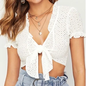 Vit somrig tröja i storlek xs - Jättesöt somrig tröja från shein i strl XS oöppnad