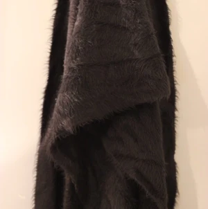  - Fluffig halsduk i svart