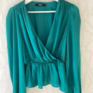 Grön buls - Grön blus från bikbok stl xs