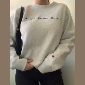 Champion sweatshirt  - jättesnygg äkta champion oversized sweatshirt som är använd fåtal gånger, köparen står för frakten💕🦋 budet ligger på 500 kr! 