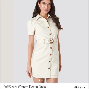 Ljus klänning i jeansmaterial - Klänning i jeansmaterial. Aldrig använd med prislappen kvar.