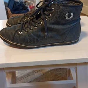 Fred Perry sneakers strl 40 - Snygga sneakers från Fred Perry 