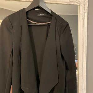 Kavaj/jacka - En snygg kavaj/jacka knappt använd, cool detalj. Kan användas som jacka på sommaren. Storlek S och köpt på Vila 