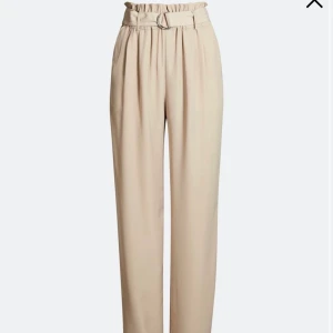 Tunna sommar byxor - Jätte fina byxor från BikBok<3 Endast testade, annars helt nya! de skulle nog sitta bättre på en S eller större eftersom de är ganska långa osv