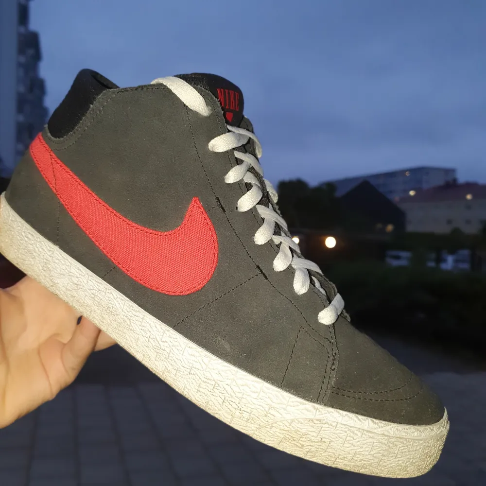 Nike blazers i storlek 44. Originalsulan fanns inte då jag köpte de second hand och det ligger nu i en väldigt mjuk och skön ecco (tror jag) sula i vilket gör att den passar mig som har 41-42 eller 44 om du tar ut sulan :) Skriv om du är intresserad!. Skor.