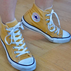 Converse 37.5 - Gula äkta converse i storlek 37.5 (5), knappt använda! Säljer pga för stor storlek, frakt ca 50kr