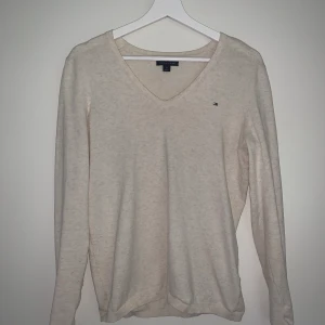 Tröja Tommy Hilfiger  - Superskön stickad tröja från Tommy Hilfiger i en beige/ krämvit färg. Perfekt året runt! Storlek S, 170kr+frakt 💫