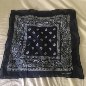 Bandana - Kan användas i håret som ett hårband genom att det knyts eller has som en detalj på ex en byxa genom att den knyts. Färg: marinblå.