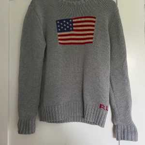 Ralph Lauren tröja - Säljer min Ralph Lauren tröja, den är grå i stickat material, använd ca 6 gånger och är i fint skick. Den är ganska stor i passform och en ganska stor urringning. 