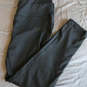 Träningstights strl medium  - Ett par ankel längda träningstights i märket hummel, storlek medium 