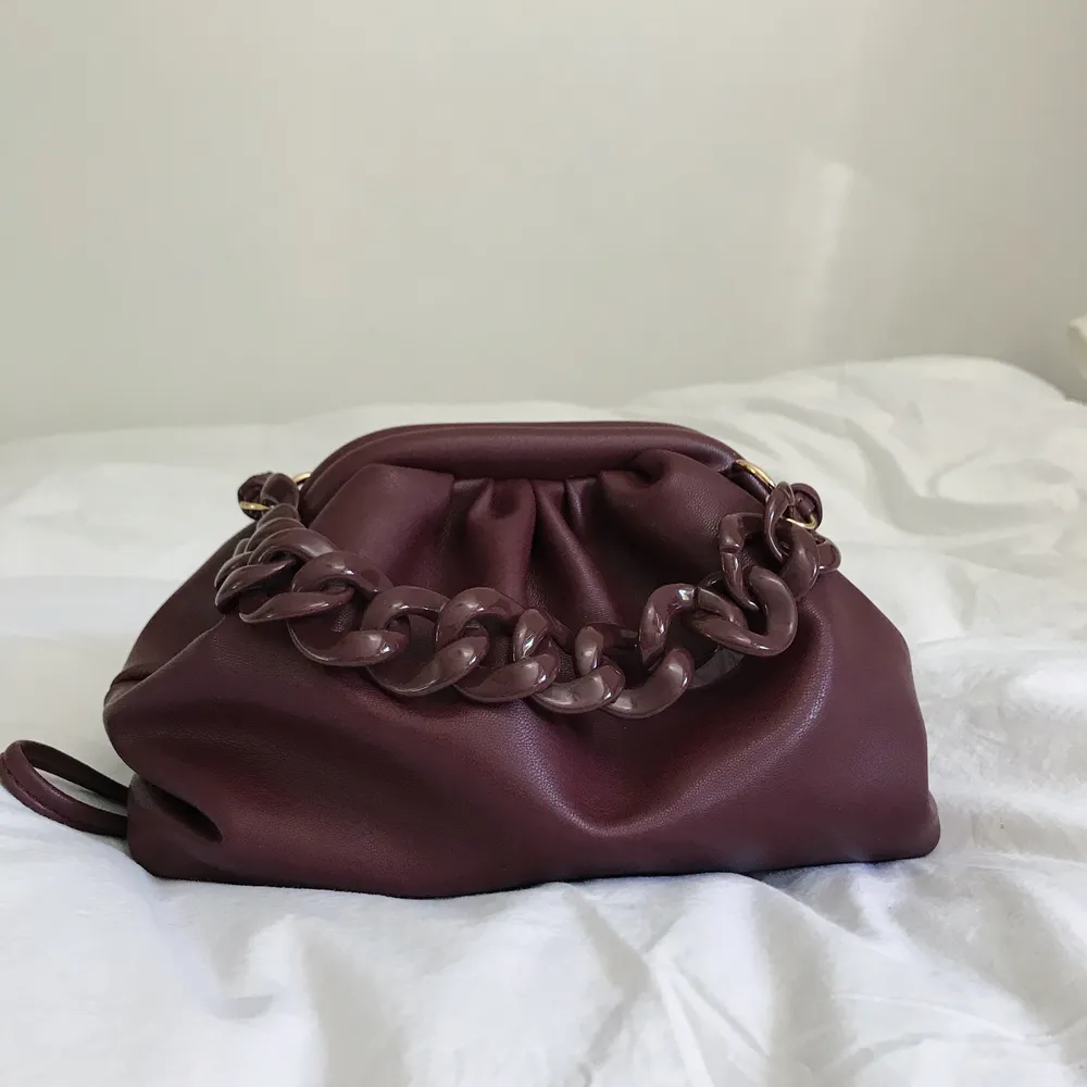 Säljer nu denna snygga väska i modellen ”Serena bag”. Den är i mycket gott skick och är endast använd vid två tillfällen. . Väskor.