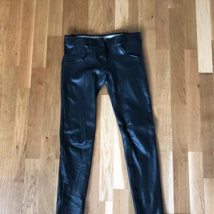 Freddy WR.UP - Freddy byxor i läderimitation. Figurnära passform med ”lyfteftekt” på rumpan. 900kr nypris Frakt tillkommer om man inte kan möta upp i Växjö. 