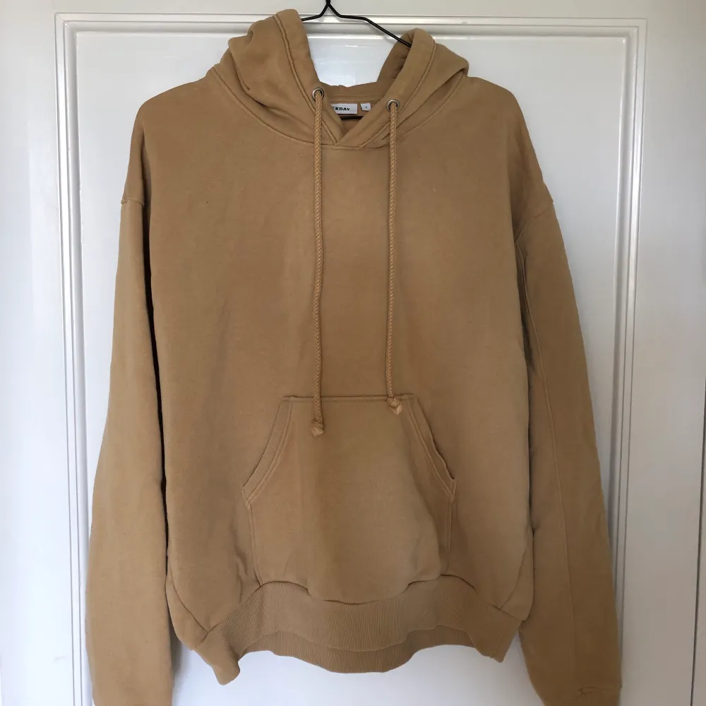 Hoodie från weekday i en lite mörkare beige färg i storlek S (stor i storlek). Så fkn snygg på och väldigt najs passform passar verkligen till allt! Säljes pga har för mycket hoodies (kan man ens ha det?). Kan mötas i Sthlm annars står köparen för frakt🥰. Hoodies.