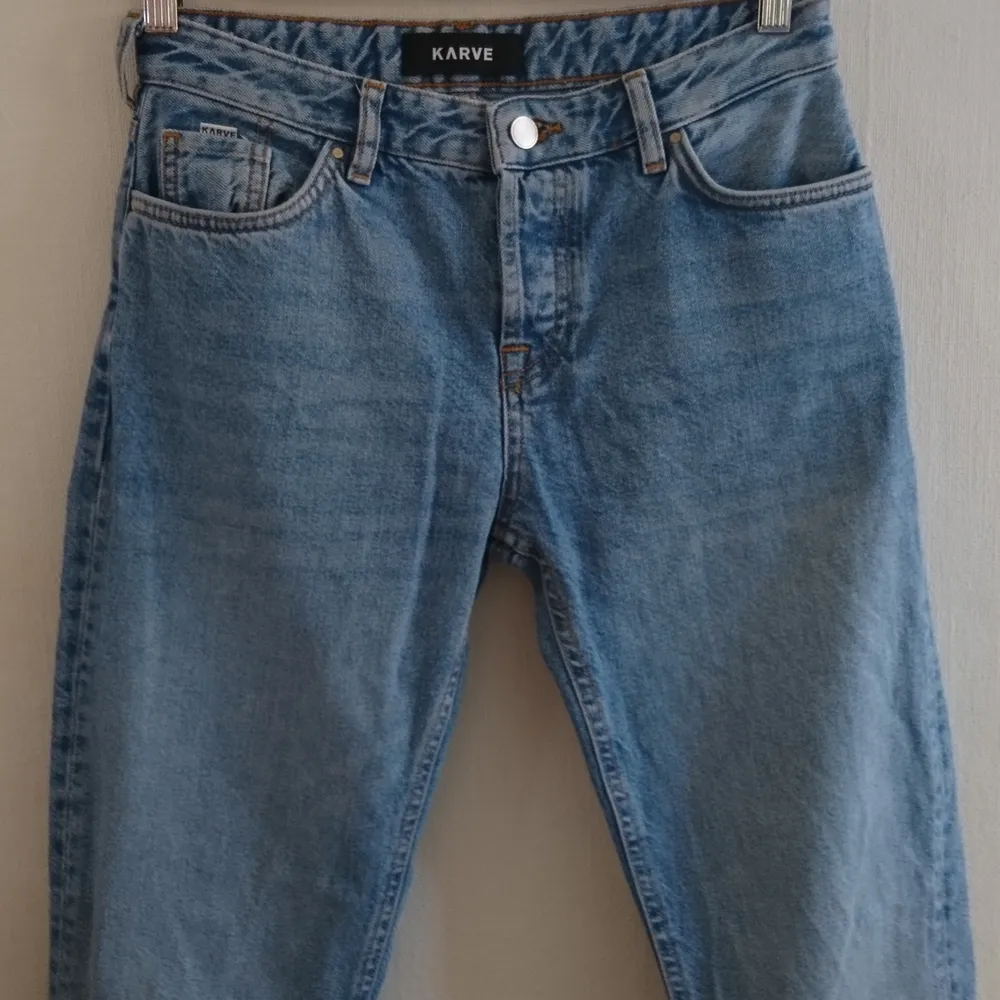 Supersnygga ljusa jeans från Karve i storlek XS, passar till allt! Köpta på Carlings. Fint skick, sparsamt använda! Tjockt fint jeanstyg med fransar längst ned och knappgylf🌷🌸 Frakt tillkommer för 79 kr!. Jeans & Byxor.