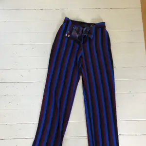 Supersköna byxor från monki i svart, lila och blått. 
