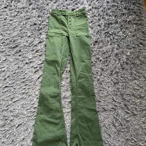 Ett par gröna utsvängda jeans från Zara i strl 34. Väldigt bra skick och endast använda en gång💚😀