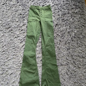 Jeans från Zara strl 34 - Ett par gröna utsvängda jeans från Zara i strl 34. Väldigt bra skick och endast använda en gång💚😀