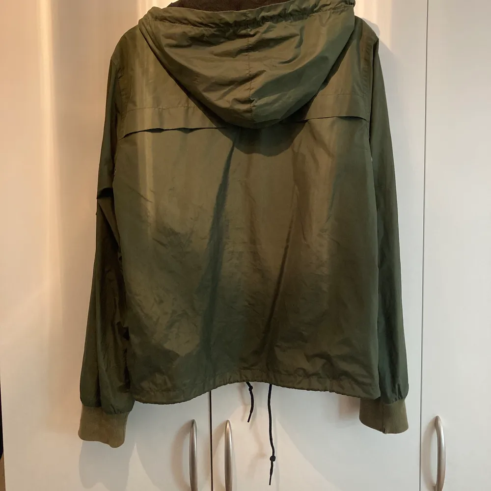 Sparsamt använd camouflagegrön Marc Jacobs vindjacka strl M. Möts upp i Sthlm eller postar. Köparen står för frakt. . Jackor.