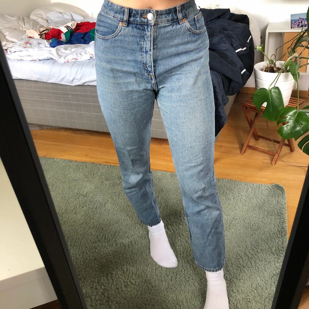 Ett par raka jeans från Monki. Säljer pga att de tyvärr blivit för små för mig och därför inte kommer till användning. De är i storlek 29 men har vanligtvis M så skulle säga att de passar S/M. Fraktar gärna men kan mötas upp i Lund/Malmö. Jeans & Byxor.