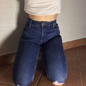 Högmidjade jeans med två hål på benen. Använda en gång!! Köpare betalar leverans eftersom ja betalade dom för 450kr och säljer dom för 100kr!
