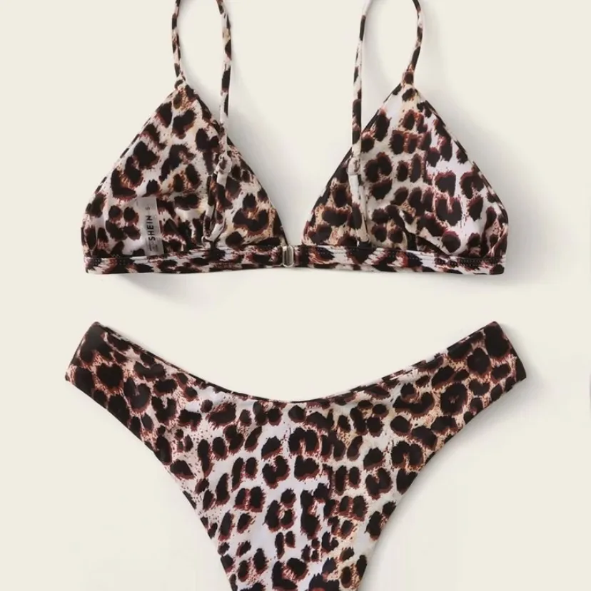 Jätte snygg leopard bikini, köpt på shein och endast provad. Säljer pga den va för stor för mig. Köpt i storlek M, underdelen sitter som M och överdelen som S. Frakten tillkommer. Delarna kan även köps för sig!. Övrigt.