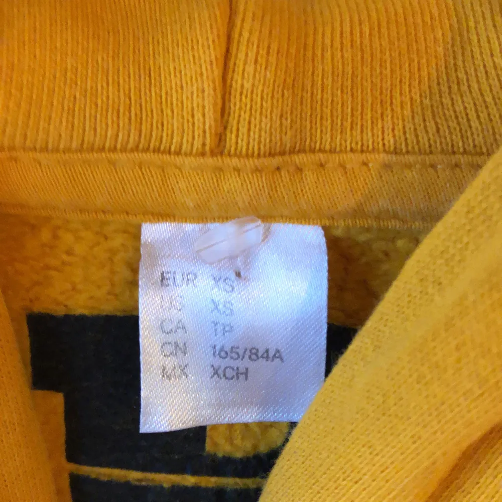 Justin Bieber merch, gul oversized hoodie med luva och text på ärmarna. Storlek xs. Hoodies.