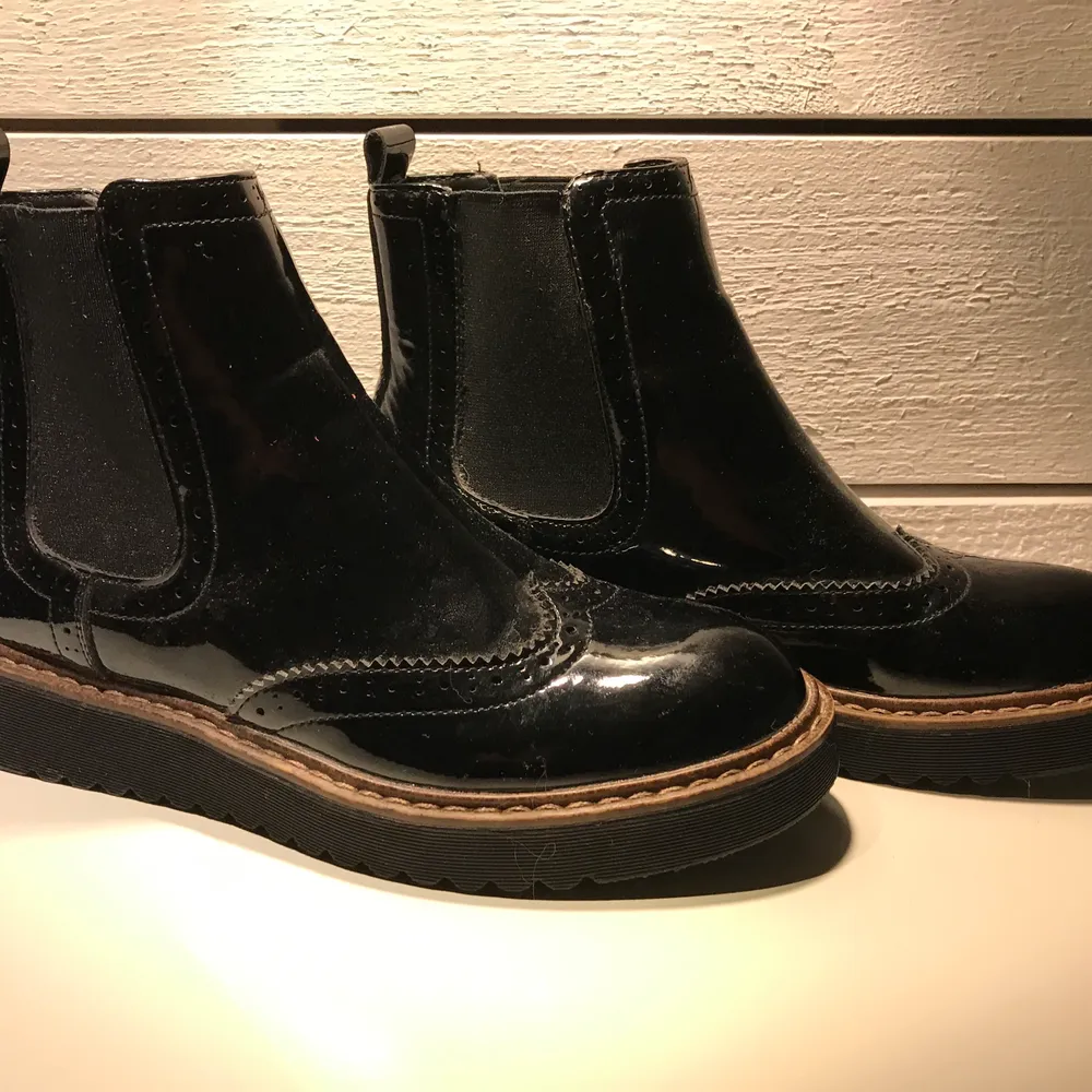 Jättefina skor, svarta lite glansiga, är mera mot 37 än 36. Skor.
