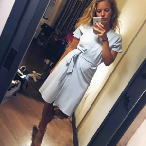  - Duvblå omlottklänning köpt på topshop i New york. Knappt använd och väldigt fin!! Men för liten för mig nu tyvärr.