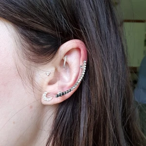 Örhängen - 2st örhängen, dom är aldrig använa, endast testat en av dom (jag har inte satt i örhänget) Frakt ingår i priset 💌