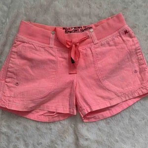 Shorts i linne - Gastra shorts i Linn står storlek 34, tycker de passar en 36 också. Nya.