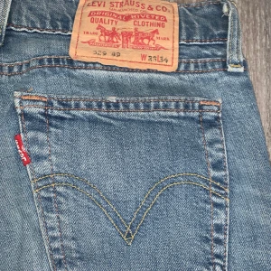 Levi’s jeans, lätt bootcut - Ett par ljusblå flare jeans från Levi’s. Liten slitning på märket (se bild nmr 3). Låga i midjan samt hyfsat långa i benen. Jag själv är ca 174cm och dom går ner till mina fötter. Pris går att diskuteras. Fraktkostnad tillkommer. Skriv för fler bilder.
