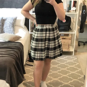 Rutig kjol i flanell - Svartvit rutig vintage ”tenniskjol” i flanell, köpt secondhand på Myrorna! Går till knäna på mig som är 157cm. (Mitt midjemått är 67cm för referens) Frakt tillkommer!❤️ 