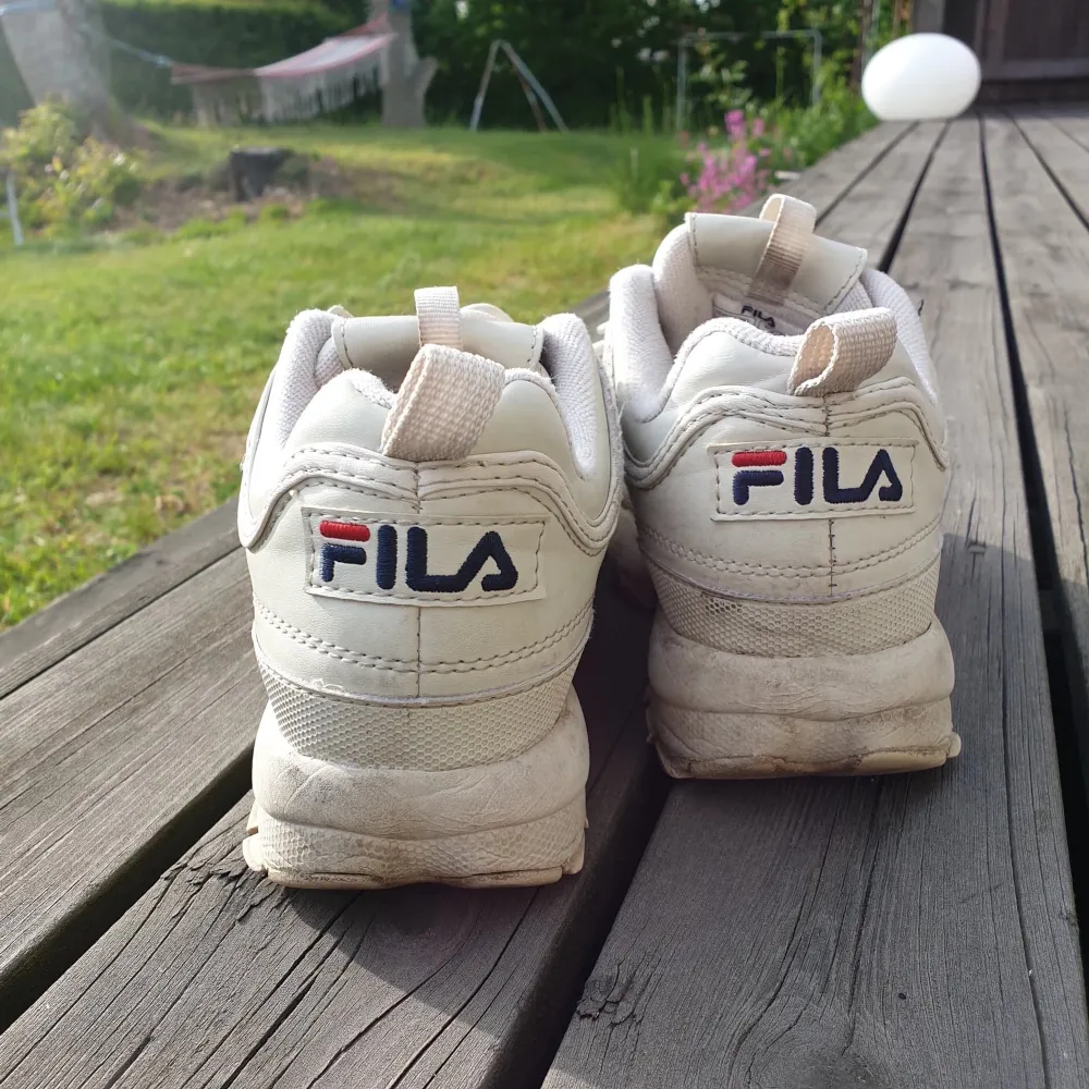 Mina älskade äkta Fila sneakers, väl använda men i bra skick. Snyggt slitna. Frakt tillkommer (66 kr). Samfraktar självklart om du köper mer! . Skor.